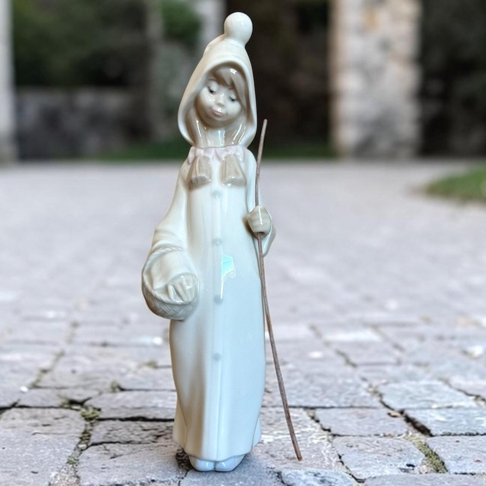 Lladro 4678 Shepherdess with Basket Porcelain Figurine Juan Huerta Glossy Spain